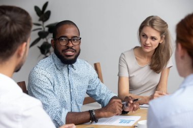 Farklı kişi proje birlikte oturup tartışmak,