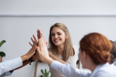 Çak bir beşlik gösterilen saygı ve beraberlik veren iş adamları