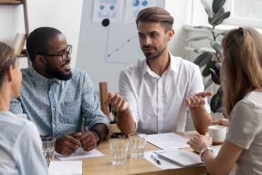 Ofiste toplantı sırasında tartışırken farklı iş arkadaşları 