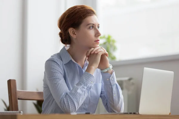 Perso nei pensieri donna si siede alla scrivania del posto di lavoro in ufficio — Foto Stock