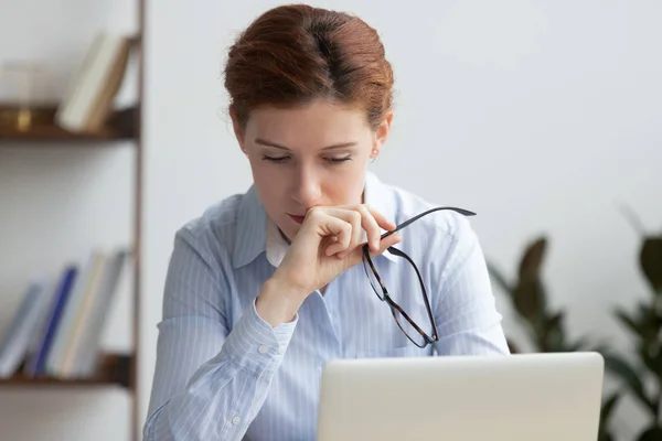 Sad worried entrepreneur working on laptop in office desk — Stock Photo, Image