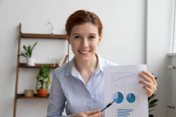 Business woman make financial report by video call using compute — Stock Photo, Image