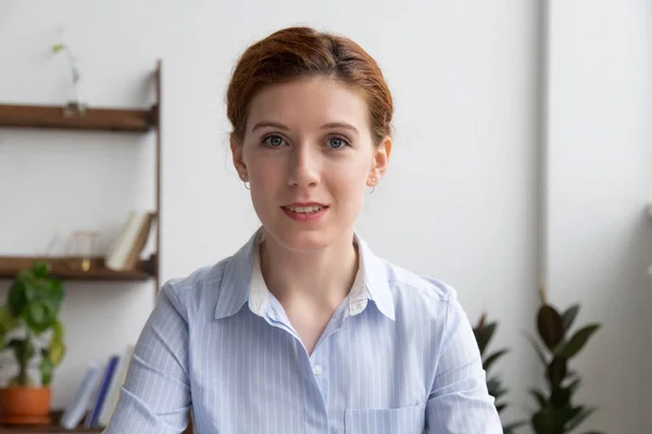 Headshot unga kvinnliga ringa videosamtal på jobbet — Stockfoto