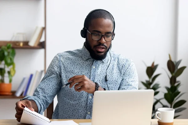 Man wearing headphones learn foreign language indoors — Stock Photo, Image
