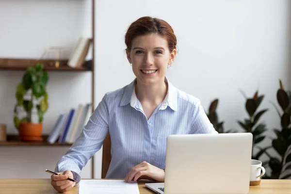 Business lady sitting at desk hold pen ready sign contract — Stock Photo, Image