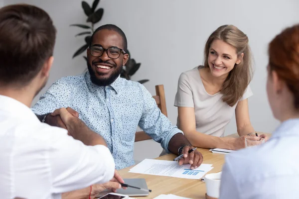 Siyah Afrika yatırımcı şirket üyeleri ile el sıkışan karşılar