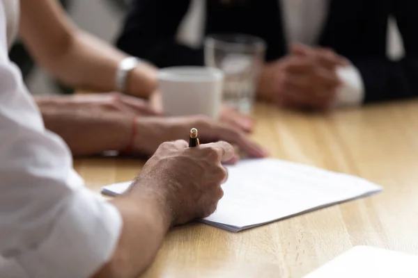 Fechar as mãos de empresários sentados na mesa assinatura acordo — Fotografia de Stock