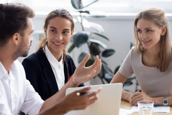 Diversos empresarios del milenio comparten experiencias y discuten n — Foto de Stock