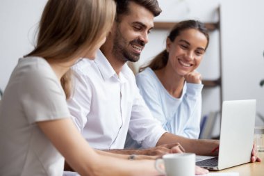 Birlikte çalışma office farklı genç çok ırklı iş arkadaşları