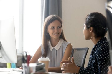 Genç kadın işçiye işyeri meslektaşı ile konuşmak