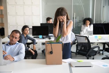 Desperate kadın baş elinde tutan reddetti