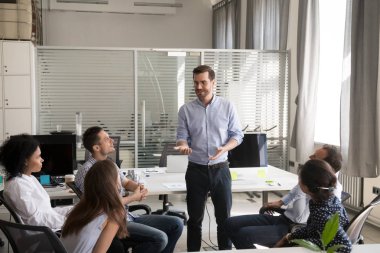 Kendine güvenen lideri, brifing için çok ırklı takım em holding koç