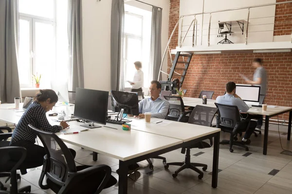 Equipo serio de empleados que trabajan en la oficina moderna — Foto de Stock