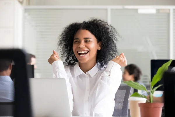 Izgatott, afrikai-amerikai nő kap jó hír a laptop — Stock Fotó