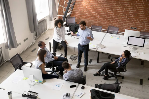 Grupo de trabajadores de la oficina de diversidad escuchando a líder en la empresa m — Foto de Stock