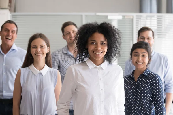 Africano líder americano, treinador posando com grupo multirracial de — Fotografia de Stock