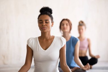 Lotus yoga yaparken pozisyonda oturan farklı kızlar 