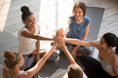 Dişiler daha önce birbirlerine yüksek FIV vererek tebrik başlangıç egzersiz