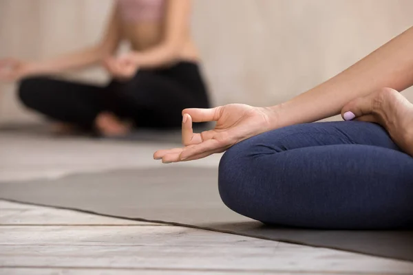 Cerca de dedos femeninos doblados en Jnana Mudra — Foto de Stock