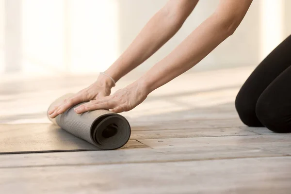 Close up Frau Hände Falten Gummi Yogamatte — Stockfoto