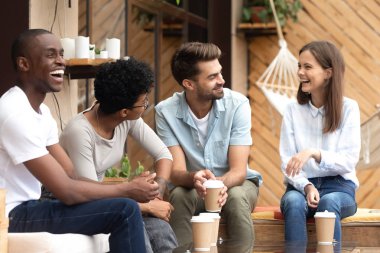 Birlikte eğleniyor, şaka gülüyor farklı arkadaş