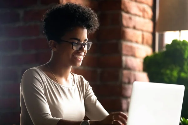 快乐的非洲裔美国妇女使用笔记本电脑, 与朋友聊天 — 图库照片