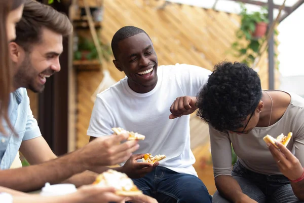 Mutlu arkadaş birlikte pizza yemek, gülme komik şaka
