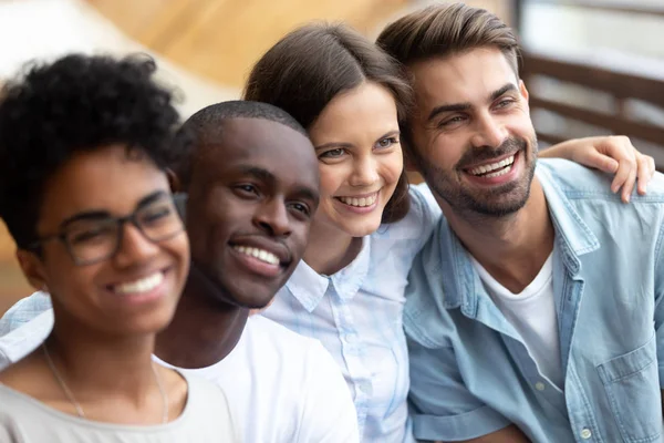 Feliz amigos multiétnicos posando para foto juntos de perto — Fotografia de Stock