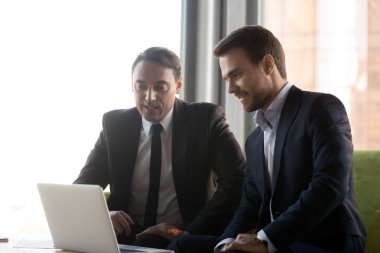 Yaşlı ve genç arkadaşları birlikte bilgisayar s arıyorum çalışma