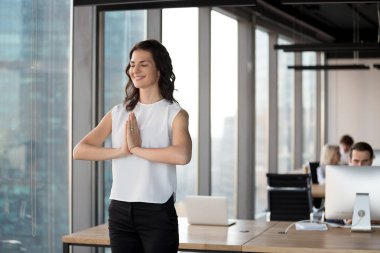 Pozitif çalışan office sırasında coworking içinde yoga ayakta yapıyor