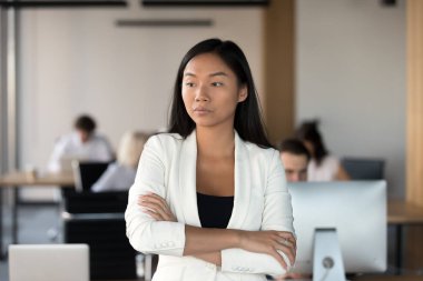 Ciddi Asyalı kadın işçiye ofis ve t coworking ayakta