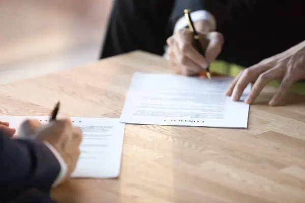 Close up businessmen hands holds pens signing contract — Stock Photo, Image