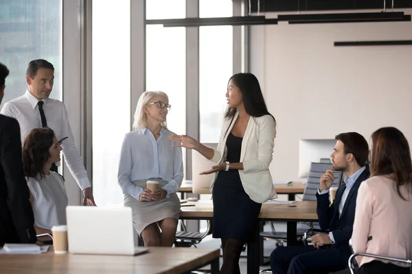 Diverse collega bijeen in zakelijke bijeenkomst op cowor — Stockfoto