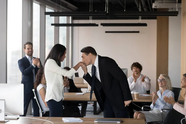 Empresario besar la mano de asiático chica durante negocios meeti — Foto de Stock