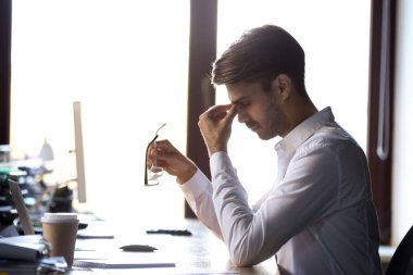 Göz st duygu gözlüklerimi çıkardım alarak yorgun yorgun işadamı