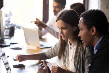 Birlikte laptop içinde kullanma farklı bin yıllık çalışanların