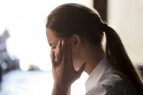 Fuerte concepto de dolor de cabeza, mujer agotada joven sensación de dolor touc — Foto de Stock