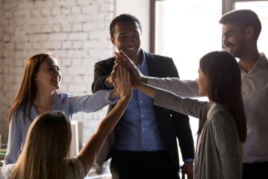 Çok ırklı takım vermek çak, ekip oluşturma kavramı heyecanlı