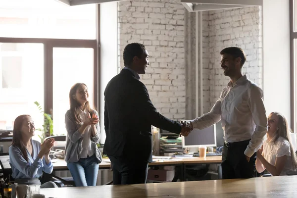 Smiling african ceo promoting motivating successful caucasian wo — Stock Photo, Image