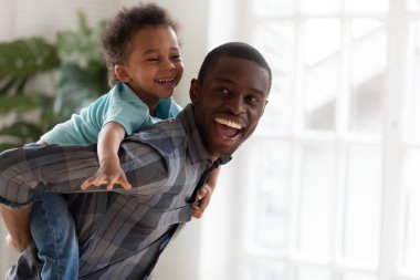 Mutlu Afrika baba ile evde oynarken heyecanlı çocuk çocuk