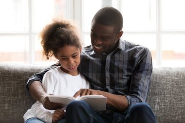 Evde çocuk için tek siyah baba okuma hikaye gülümseyen