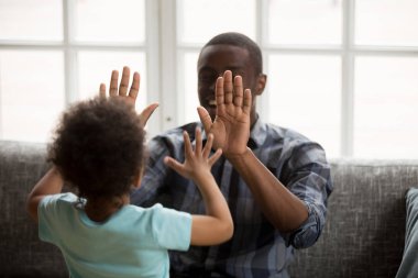 Patty kek evde çocuk ile oynarken mutlu siyah baba