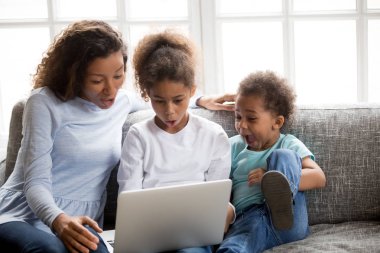 Heyecanlı Afrika anne ve çocuk şaşırmış duygu laptop arıyorum