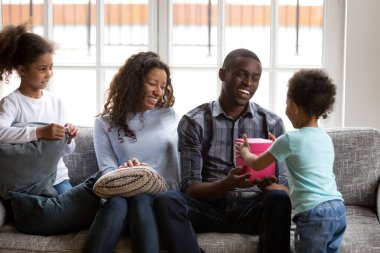 Mutlu Afrika babama hediye kutusunda mevcut verilmesi oğul