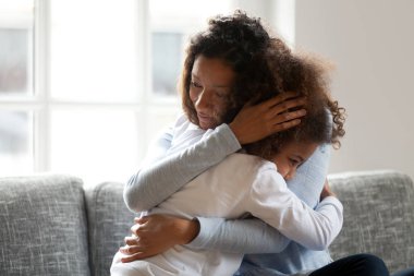 Sevgi dolu tek siyah anne sarılma Afrikalı kız cu okşama