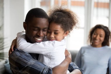 Sevimli küçük siyah kız kucaklayan mutlu Afro-Amerikan baba