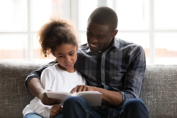 Evde çocuk için tek siyah baba okuma hikaye gülümseyen