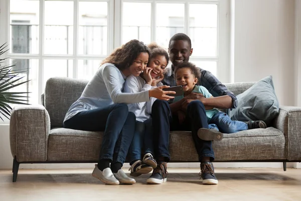 Glücklich afrikanische Familie mit 2 Kindern Spaß mit Gadget — Stockfoto