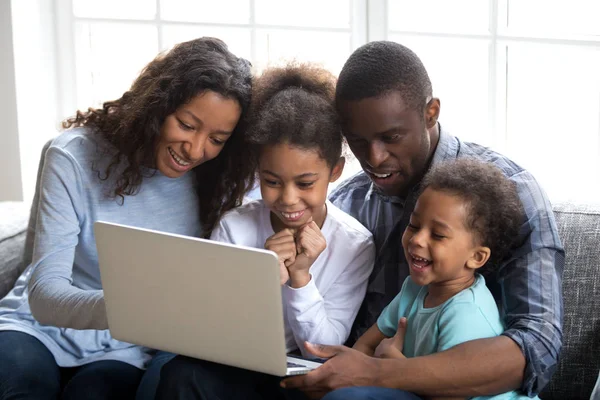 Famille africaine heureuse avec des enfants utilisant un ordinateur portable ensemble à la maison — Photo