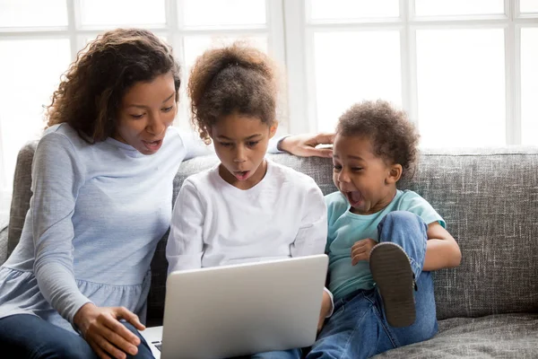 Maman africaine excitée et les enfants regardant ordinateur portable se sentent surpris — Photo